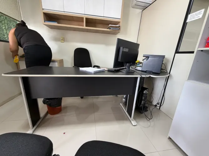 VENDE-SE MESA DE ESCRITÓRIO PRETA