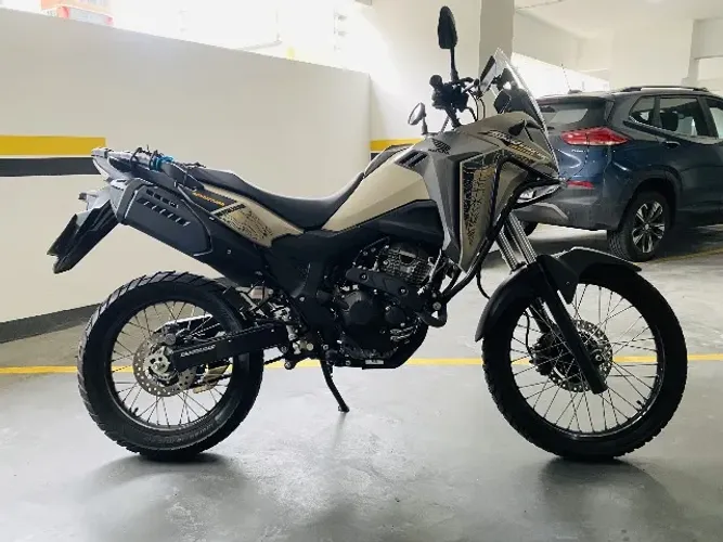 Honda Sahara 300 Adventure 2025 - Baixa KM - Impecável