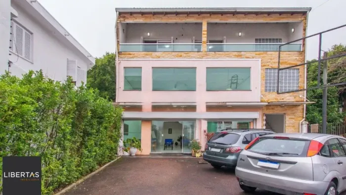 **Prédio Comercial Desocupado à Venda na Azenha, Porto Alegre, RS**