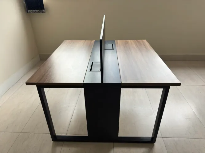 Mesa de escritório para 2 usuários