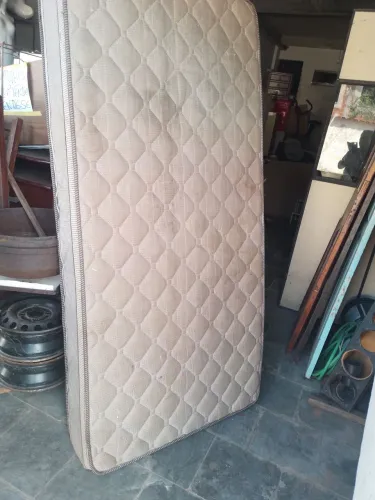 Vendo este colchão uzado com 90 cm de largura