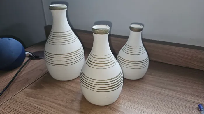 Conjunto de vasos branco e dourado (gesso)