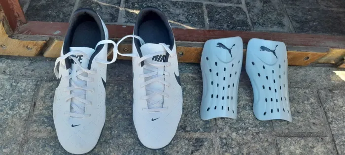Chuteira Nike - Nr 40 Nova + Caneleira