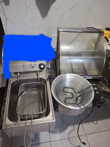 Vendo 2 fritadeiras e 1 estufa