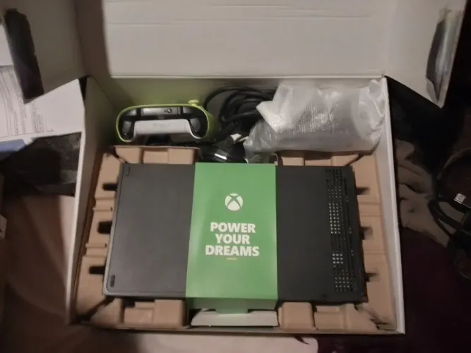 Xbox series S carbon Black 1TB Com dois controles caixa e cabos