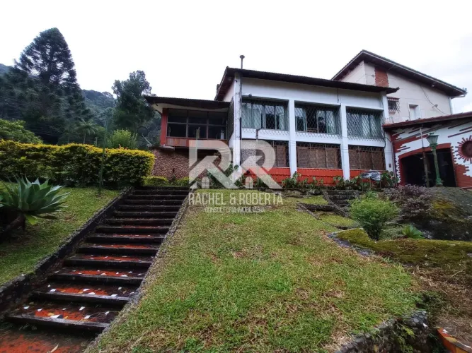 Casa com Cachoeira Própria e Piscina de água Natural