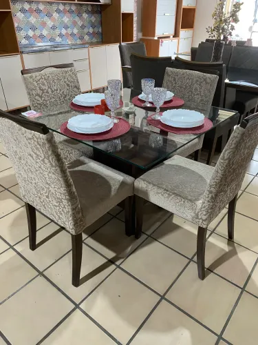 Mesa de jantar c/ 4 cadeiras