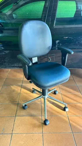 Vendemos cadeira de escritório giratória reformadas