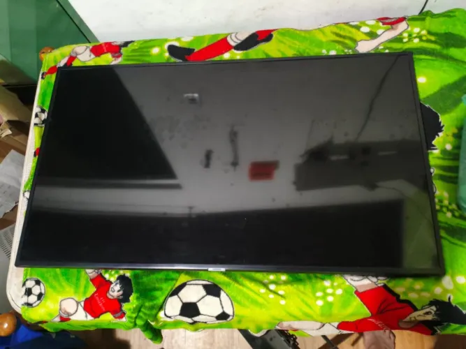 Tv nova para retirada de peças.