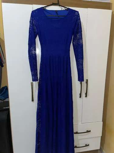 vestido longo azul-royal de manga longa com detalhes trabalhados em renda
