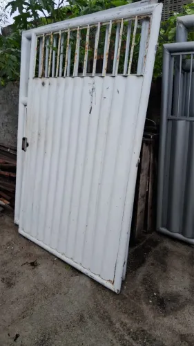 Vendo portão de alumínio 1.55 por 2.30