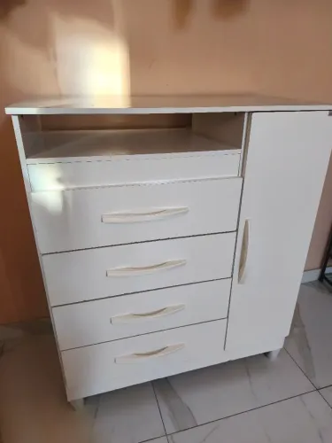 CÔMODA 4 GAVETAS + 1 PORTA