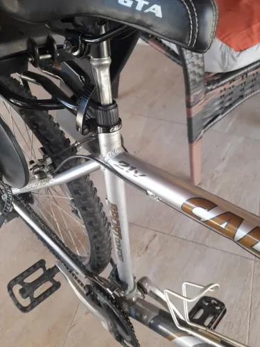 Bicicleta com bagageiro e cadeira infantil