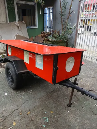 Carretinha adaptada com churrasqueira para espetinho 