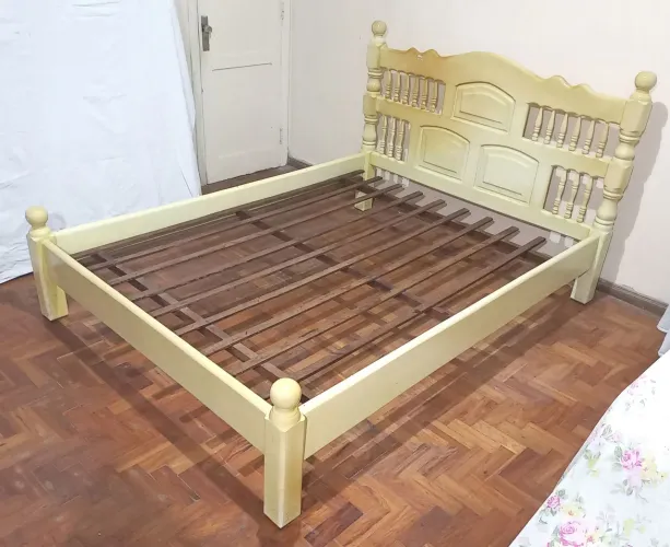 Cama de casal de madeira maciça angelim pedra com pintura laqueada. Queem Size.
