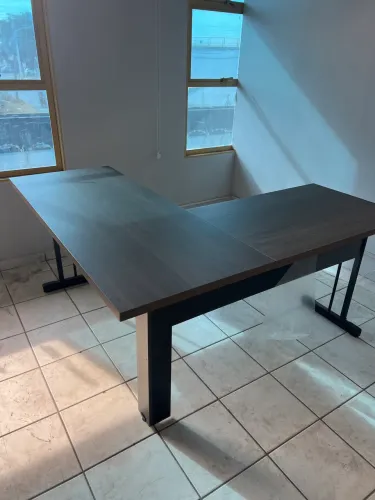 Mesa de escritório maserada em formato de L