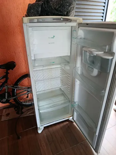 Geladeira 220v FROSTFREE 