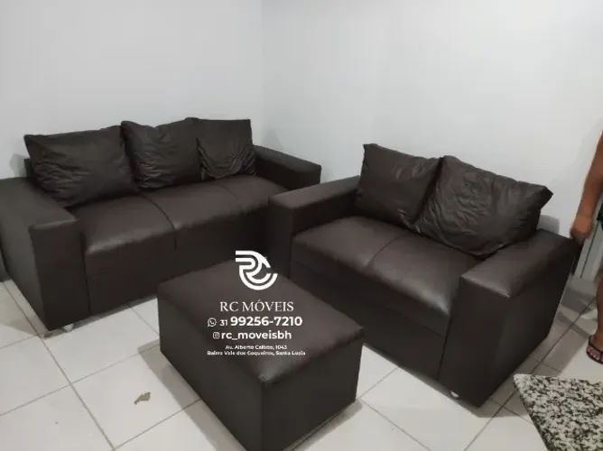 Sofá 3 e dois lugares com Puff Acabamento em couro Sintético D33 Direto da Fábrica