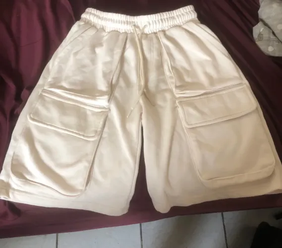 short cargo moletom com bolsos na frente e ao lado.
