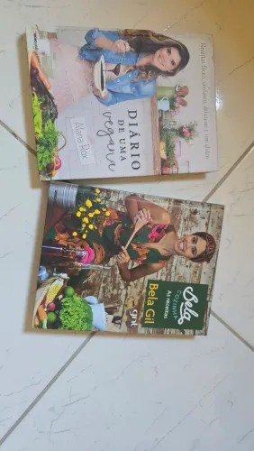 Dois livros de receitas práticas e saudáveis para o dia a dia