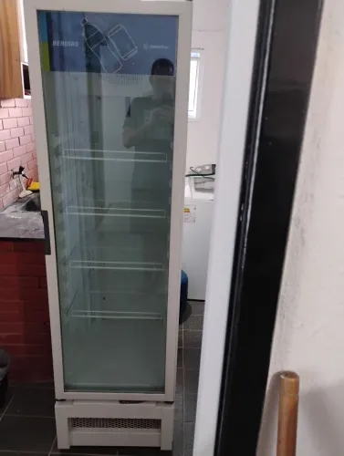 Refrigerador expositor Meltalfrio