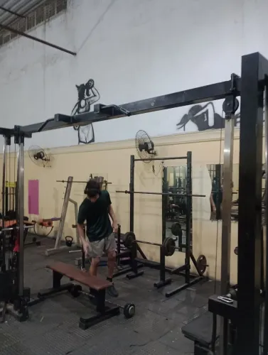 3 máquinas de musculação. Corssover, supino reto e mesa flexora articulada