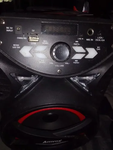 Caixa dê som .semi nova.ainda com etiqueta..conprei uma profissional..