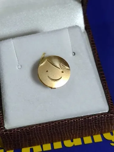 Pingente Boneco Rosto Passador de Cordão atrás Ouro 18 Kilates Peso 2,00 Grama 20 mm