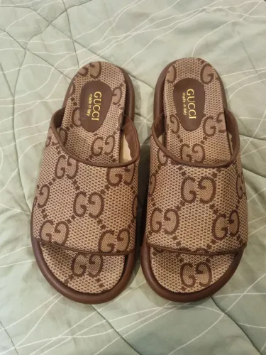 Chinelo gucci 42 forma grande, calça 43/44