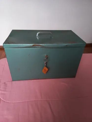 Arquivo de aço (45x25x28) com 20 pastas suspensas e chave.