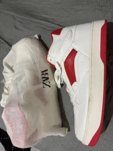 Tênis Zara , branco com solado vermelho cano alto 