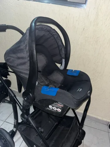 Carrinho de bebê com bebe conforto 