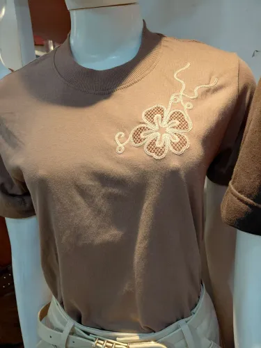 T-shirt feminina slim bordada