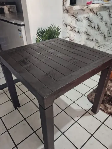Vende-se mesa de plástico de encaixe por 100 reais
