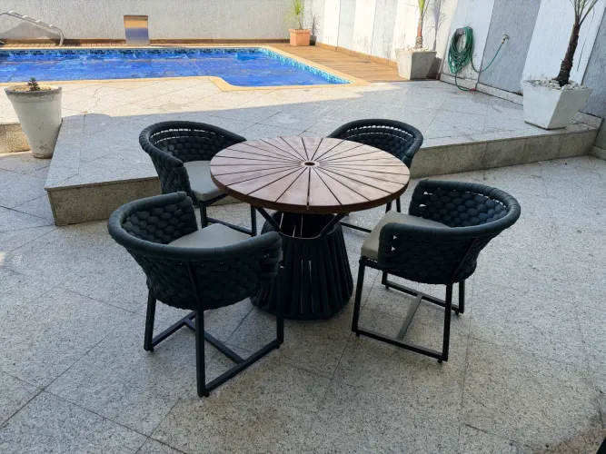 Mesa com 4 cadeiras