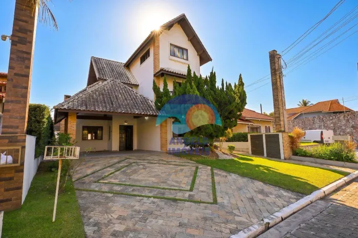 Casa de Alto Padrão com 4 Dormitórios e 3 Suítes no Condomínio Bougainville II em Peruíbe