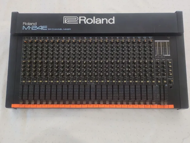 Mesa Roland M24e 24 canais