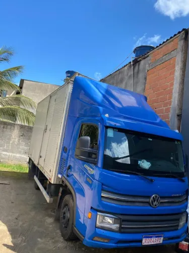 Vendo caminhão 235 mil com todo o conjunto encima, acessórios,, ou 220 mil no chassi