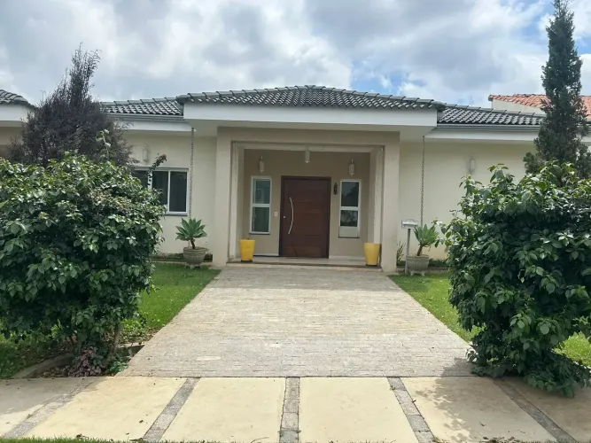 Linda casa térrea para alugar no condomínio Lago da Serra em Araçoiaba da Serra