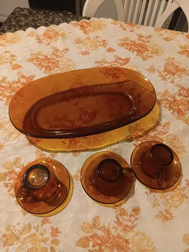 3 mini xícaras e travessa duralex