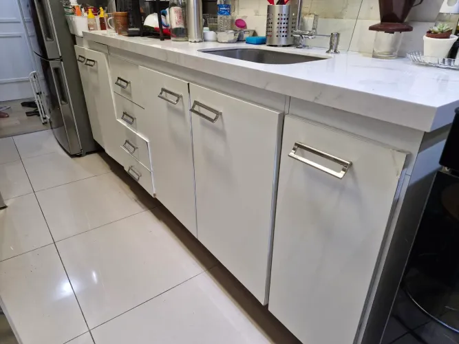 Armários de cozinha em madeira e fórmica 