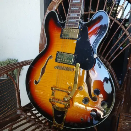 Guitarra estilo ES-335 semi-acústica com Bigsby (usada)