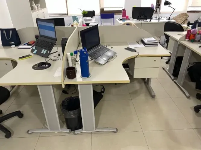 2 Estações (Ilha) de Trabalho / 8 Lugares -  Mesa Escritório