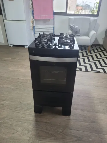 Fogão 4 bocas com forno, com tampão de vidro, em estado de novo.