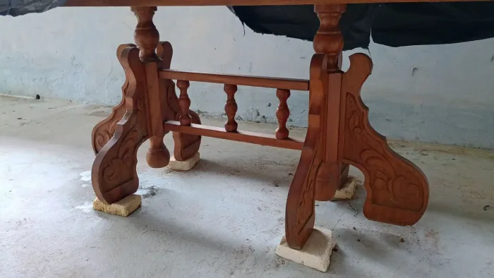 Mesa antiga de madeira com cadeira 