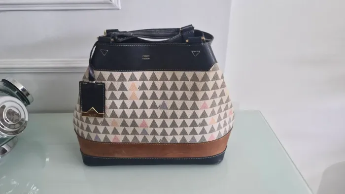 Bolsa Schutz Triangle Emma branca.