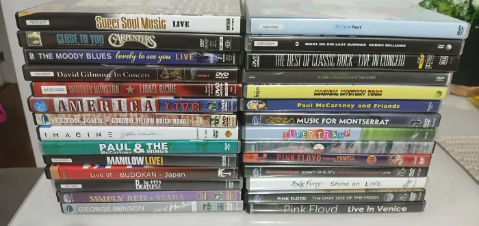 Lote com 28 DVDs de artistas internacionais.