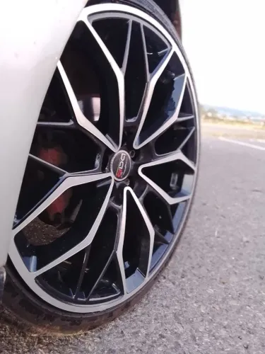 Roda aro 18 5 por 100 peneus 215 35  Audi golf e outros carros apenas 180 km rodados.