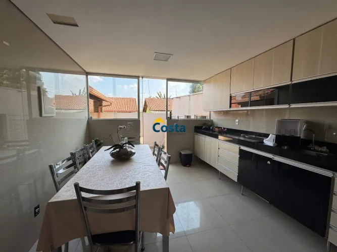 Casa Muito Espaçosa, 4 qts, suíte . Próximo as Avenidas Principais do bairro