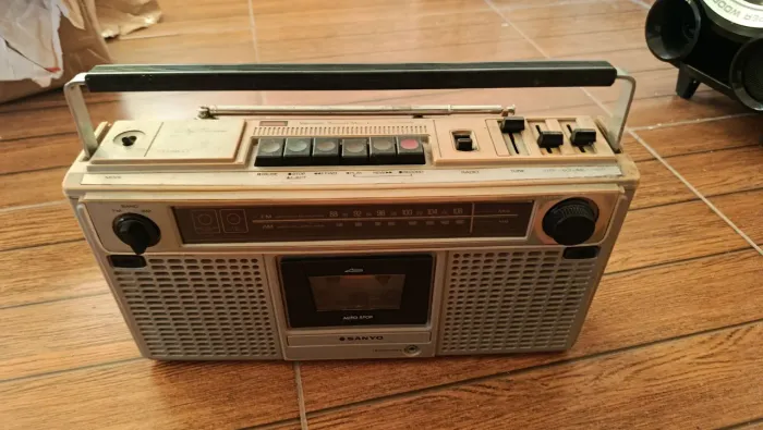 Rádio antigo sanyo